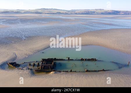 ©PHOTOPQR/VOIX DU Nord/Johan BEN AZZOUZ ; 01/03/2021 ; Tardinghen, le 1 mars 2021. Epave du Lord Gray sur la Plage du Châtelet. L'ancien chalutier britannique de 37 m, avait été réquisitionné par l’armée britannique lors de la première guerre mondiale pour servir de navire démineur. Il s'est echoué lors d'une Tempête en 1917. après plus de 104 ans, l'épave du Lord Grey est visible lors des grandes marées, comme c'était le cas ce lundi matin vers 8h30 avec un coefficient de 104. FOTO JOHAN BEN AZZOUZ LA VOIX DU Nord - FRANKREICH Calais (62), 1. März 2021 Opal Coast, Great site of the two capes, Stockfoto