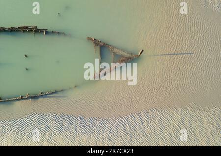 ©PHOTOPQR/VOIX DU Nord/Johan BEN AZZOUZ ; 01/03/2021 ; Tardinghen, le 1 mars 2021. Epave du Lord Gray sur la Plage du Châtelet. L'ancien chalutier britannique de 37 m, avait été réquisitionné par l’armée britannique lors de la première guerre mondiale pour servir de navire démineur. Il s'est echoué lors d'une Tempête en 1917. après plus de 104 ans, l'épave du Lord Grey est visible lors des grandes marées, comme c'était le cas ce lundi matin vers 8h30 avec un coefficient de 104. FOTO JOHAN BEN AZZOUZ LA VOIX DU Nord - FRANKREICH Calais (62), 1. März 2021 Opal Coast, Great site of the two capes, Stockfoto