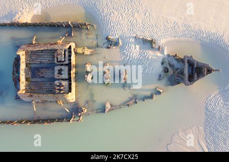 ©PHOTOPQR/VOIX DU Nord/Johan BEN AZZOUZ ; 01/03/2021 ; Tardinghen, le 1 mars 2021. Epave du Lord Gray sur la Plage du Châtelet. L'ancien chalutier britannique de 37 m, avait été réquisitionné par l’armée britannique lors de la première guerre mondiale pour servir de navire démineur. Il s'est echoué lors d'une Tempête en 1917. après plus de 104 ans, l'épave du Lord Grey est visible lors des grandes marées, comme c'était le cas ce lundi matin vers 8h30 avec un coefficient de 104. FOTO JOHAN BEN AZZOUZ LA VOIX DU Nord - FRANKREICH Calais (62), 1. März 2021 Opal Coast, Great site of the two capes, Stockfoto