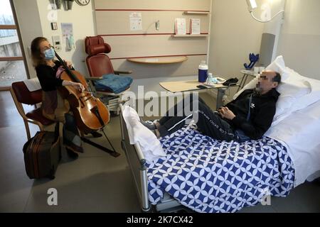 ©PHOTOPQR/LE PARISIEN/Olivier Lejeune ; Puteaux ; 08/02/2021 ; Claire Oppert. Cette violoncelliste a été intégré au Service de soins palliatifs de l’Hôpital Rives de seine de Puteaux. Une demi-journée par semaine, elle passe de chambres de chambres pour jouer et adoucir la douleur des patients. Dans la chambre de Lahoucine atteint d un Cancer. Stockfoto