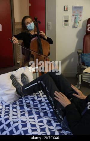 ©PHOTOPQR/LE PARISIEN/Olivier Lejeune ; Puteaux ; 08/02/2021 ; Claire Oppert. Cette violoncelliste a été intégré au Service de soins palliatifs de l’Hôpital Rives de seine de Puteaux. Une demi-journée par semaine, elle passe de chambres de chambres pour jouer et adoucir la douleur des patients. Dans la chambre de Lahoucine atteint d un Cancer. Stockfoto