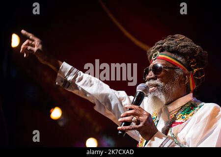 ©Michael Bunel / Le Pictorium/MAXPPP - Michael Bunel / Le Pictorium - 20/07/2014 - Frankreich / Paris - Neville O'Riley Livingston, plus connu sous le nom de Bunny Wailer sur la scene du Cabaret sauvage, ne le 10 avril 1947 a Kingston, est un auteur-compositeur-interprette jamaicain. Wailer est l'un des membres fondateurs du groupe The Wailers, avec Bob Marley et Peter Tosh. Il chante, komponieren, et joue des Percussions nyabinghi. Il quitte le groupe des Wailers en 1974, afin de poursuivre une carriere solo. / 20/07/2014 - Frankreich / Paris - Neville O'Riley Livingston, besser bekannt als Bunny Wailer on t Stockfoto