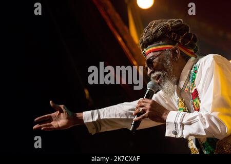 ©Michael Bunel / Le Pictorium/MAXPPP - Michael Bunel / Le Pictorium - 20/07/2014 - Frankreich / Paris - Neville O'Riley Livingston, plus connu sous le nom de Bunny Wailer sur la scene du Cabaret sauvage, ne le 10 avril 1947 a Kingston, est un auteur-compositeur-interprette jamaicain. Wailer est l'un des membres fondateurs du groupe The Wailers, avec Bob Marley et Peter Tosh. Il chante, komponieren, et joue des Percussions nyabinghi. Il quitte le groupe des Wailers en 1974, afin de poursuivre une carriere solo. / 20/07/2014 - Frankreich / Paris - Neville O'Riley Livingston, besser bekannt als Bunny Wailer on t Stockfoto