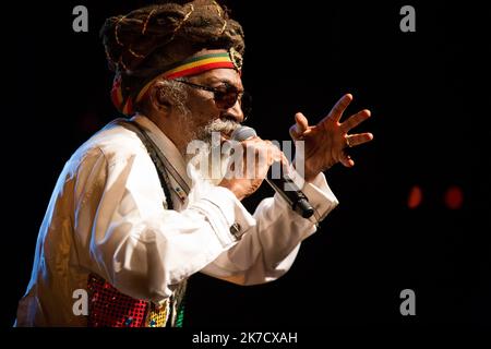 ©Michael Bunel / Le Pictorium/MAXPPP - Michael Bunel / Le Pictorium - 20/07/2014 - Frankreich / Paris - Neville O'Riley Livingston, plus connu sous le nom de Bunny Wailer sur la scene du Cabaret sauvage, ne le 10 avril 1947 a Kingston, est un auteur-compositeur-interprette jamaicain. Wailer est l'un des membres fondateurs du groupe The Wailers, avec Bob Marley et Peter Tosh. Il chante, komponieren, et joue des Percussions nyabinghi. Il quitte le groupe des Wailers en 1974, afin de poursuivre une carriere solo. / 20/07/2014 - Frankreich / Paris - Neville O'Riley Livingston, besser bekannt als Bunny Wailer on t Stockfoto