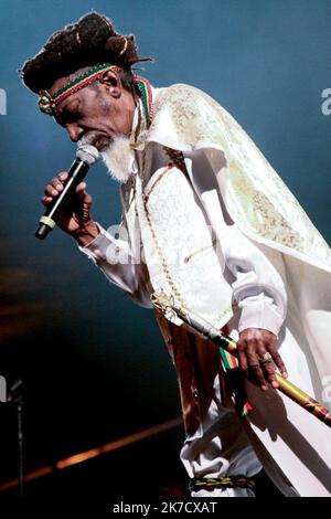 ©Michael Bunel / Le Pictorium/MAXPPP - Michael Bunel / Le Pictorium - 31/07/2010 - Frankreich / Paris - Neville O'Riley Livingston, plus connu sous le nom de Bunny Wailer, au Garance Reggae Festival, ne le 10 avril 1947 a Kingston, est un auteur-compositeur-interprette jamaicain. Wailer est l'un des membres fondateurs du groupe The Wailers, avec Bob Marley et Peter Tosh. Il chante, komponieren, et joue des Percussions nyabinghi. Il quitte le groupe des Wailers en 1974, afin de poursuivre une carriere solo. 31 Juillet 2010. Bagnols sur ceze, Frankreich. / 31/07/2010 - Frankreich / Paris - Neville O'Riley Living Stockfoto