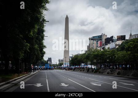 ©Alejo Manuel Avila/ Le Pictorium/MAXPPP - Alejo Manuel Avila/ Le Pictorium - 04/03/2021 - Argentinien / Buenos Aires - Avenue du 9 juillet, les vehicules ont ete enleves en raison des Marches et des Manifestations. Diverses organizations politiques et sociales regupees au sein du -Frente de Lucha Piquetero- ont effectue une mobilization a l'Obelisque. / 04/03/2021 - Argentinien / Buenos Aires - auf der Avenue am 9. Juli wurden Fahrzeuge aufgrund von Demonstrationen und Märschen entfernt. Verschiedene politische und soziale Organisationen, die sich in der Frente de Lucha Piquetero zusammengeschlossen haben, führten eine Mobilisierung bei der durch Stockfoto