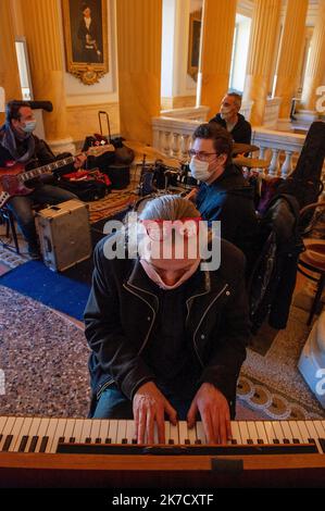 ©Laurent Paillier / Le Pictorium/MAXPPP - Laurent Paillier / Le Pictorium - 06/03/2021 - Frankreich / Ile-de-France / Paris - Des intermittents du spectacle et travailleurs du secteur de l'evenementiel ont lance une Action d'Occupation du Theatre de l'Odeon pour Demander de nouvelles mesures de soutien / 06/03/2021 - Frankreich / Ile-de-France (Region) / Paris - Intermittierende Künstler und Veranstaltung Arbeiter haben eine Besatzungsaktion im Odeon-Theater gestartet, um neue Unterstützungsmaßnahmen zu fordern Stockfoto