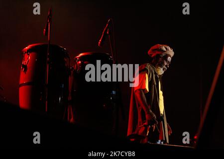 ©Michael Bunel / Le Pictorium/MAXPPP - Michael Bunel / Le Pictorium - 27/07/2011 - Frankreich - Burning Spear (de son vrai nom Winston Rodney), ne le 1er mars 1945 A Saint Ann's Bay en Jamaique, est un chanteur et musicien de Reggae. Figure historique du mouvement avec Bob Marley et the Gladiators, ses paroles defendent le peuple dont il vient, l'Heritage et la cause rastafari. Il est egalement un des premiers et seuls chanteurs de Reggae a chanter a la gloire de Marcus Garvey. 27 Juillet 2011. Bagnols sur ceze. Frankreich. / 27/07/2011 - Frankreich - Burning Spear (richtiger Name Winston Rodney), geboren am 1. März Stockfoto