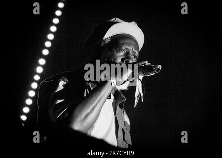 ©Michael Bunel / Le Pictorium/MAXPPP - Michael Bunel / Le Pictorium - 27/07/2011 - Frankreich - Burning Spear (de son vrai nom Winston Rodney), ne le 1er mars 1945 A Saint Ann's Bay en Jamaique, est un chanteur et musicien de Reggae. Figure historique du mouvement avec Bob Marley et the Gladiators, ses paroles defendent le peuple dont il vient, l'Heritage et la cause rastafari. Il est egalement un des premiers et seuls chanteurs de Reggae a chanter a la gloire de Marcus Garvey. 27 Juillet 2011. Bagnols sur ceze. Frankreich. / 27/07/2011 - Frankreich - Burning Spear (richtiger Name Winston Rodney), geboren am 1. März Stockfoto