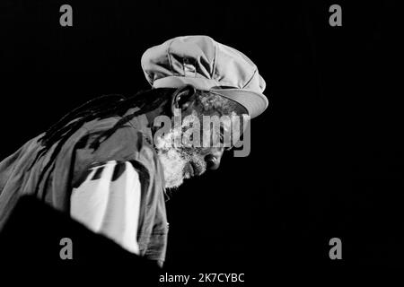 ©Michael Bunel / Le Pictorium/MAXPPP - Michael Bunel / Le Pictorium - 27/07/2011 - Frankreich - Burning Spear (de son vrai nom Winston Rodney), ne le 1er mars 1945 A Saint Ann's Bay en Jamaique, est un chanteur et musicien de Reggae. Figure historique du mouvement avec Bob Marley et the Gladiators, ses paroles defendent le peuple dont il vient, l'Heritage et la cause rastafari. Il est egalement un des premiers et seuls chanteurs de Reggae a chanter a la gloire de Marcus Garvey. 27 Juillet 2011. Bagnols sur ceze. Frankreich. / 27/07/2011 - Frankreich - Burning Spear (richtiger Name Winston Rodney), geboren am 1. März Stockfoto