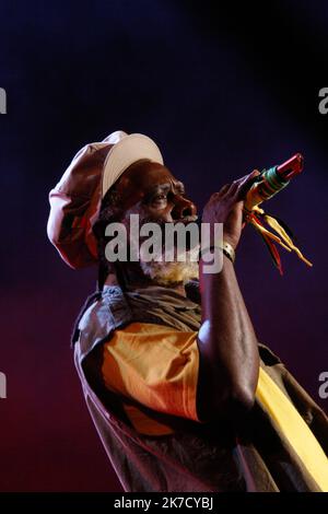 ©Michael Bunel / Le Pictorium/MAXPPP - Michael Bunel / Le Pictorium - 27/07/2011 - Frankreich - Burning Spear (de son vrai nom Winston Rodney), ne le 1er mars 1945 A Saint Ann's Bay en Jamaique, est un chanteur et musicien de Reggae. Figure historique du mouvement avec Bob Marley et the Gladiators, ses paroles defendent le peuple dont il vient, l'Heritage et la cause rastafari. Il est egalement un des premiers et seuls chanteurs de Reggae a chanter a la gloire de Marcus Garvey. 27 Juillet 2011. Bagnols sur ceze. Frankreich. / 27/07/2011 - Frankreich - Burning Spear (richtiger Name Winston Rodney), geboren am 1. März Stockfoto