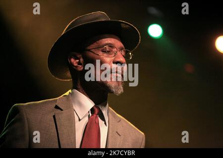 ©Michael Bunel / Le Pictorium/MAXPPP - Michael Bunel / Le Pictorium - 07/11/2012 - Frankreich / Frankreich - Linton Kwesi Johnson (alias LKJ) est un dub Poet (poete dub) britannique et musicien de Reggae ne le 24 aout 1952 a Chapelton en Jamaique. « Kwesi », prenom ashanti Reserve aux garcons nes un dimanche, est le surnom qu'il prit au Debut de sa carriere poetique. 7. November 2012. Paris, Frankreich / 07/11/2012 - Frankreich / Frankreich - Linton Kwesi Johnson (alias LKJ) ist ein britischer Dub-Dichter und Reggae-Musiker, der am 24. August 1952 in Chapelton, Jamaika, geboren wurde. „Kwesi“, Ashanti-Vorname, reserviert für Jungen, die auf einem S geboren wurden Stockfoto