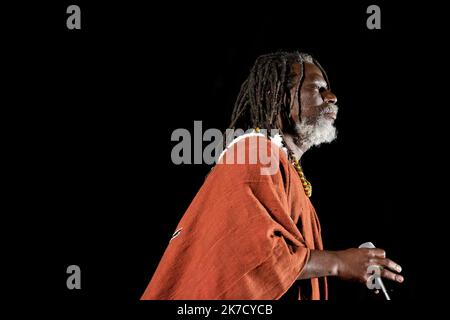 ©Michael Bunel / Le Pictorium/MAXPPP - Michael Bunel / Le Pictorium - 04/08/2014 - Frankreich / Bagnols sur ceze - Tiken Jah Fakoly, de son vrai nom Doumbia Moussa Fakoly, ne le 23 juin 1968 a Odienne en Cote d'Ivoire, est un auteur-compositeur-interprette et chanteur de Reggae. 20 Juillet 2011. Bagnols sur Ceze. Frankreich. / 04/08/2014 - Frankreich / Bagnols sur ceze - Tiken Jah Fakoly, richtiger Name Doumbia Moussa Fakoly, geboren am 23. Juni 1968 in Odienne, Elfenbeinküste, ist Singer-Songwriter und Reggae-Sängerin. 20. Juli 2011. Bagnols auf Ceze. Frankreich. Stockfoto