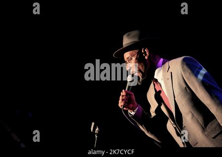 ©Michael Bunel / Le Pictorium/MAXPPP - Michael Bunel / Le Pictorium - 07/11/2012 - Frankreich / Frankreich - Linton Kwesi Johnson (alias LKJ) est un dub Poet (poete dub) britannique et musicien de Reggae ne le 24 aout 1952 a Chapelton en Jamaique. « Kwesi », prenom ashanti Reserve aux garcons nes un dimanche, est le surnom qu'il prit au Debut de sa carriere poetique. 7. November 2012. Paris, Frankreich / 07/11/2012 - Frankreich / Frankreich - Linton Kwesi Johnson (alias LKJ) ist ein britischer Dub-Dichter und Reggae-Musiker, der am 24. August 1952 in Chapelton, Jamaika, geboren wurde. „Kwesi“, Ashanti-Vorname, reserviert für Jungen, die auf einem S geboren wurden Stockfoto