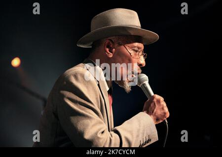 ©Michael Bunel / Le Pictorium/MAXPPP - Michael Bunel / Le Pictorium - 07/11/2012 - Frankreich / Frankreich - Linton Kwesi Johnson (alias LKJ) est un dub Poet (poete dub) britannique et musicien de Reggae ne le 24 aout 1952 a Chapelton en Jamaique. « Kwesi », prenom ashanti Reserve aux garcons nes un dimanche, est le surnom qu'il prit au Debut de sa carriere poetique. 7. November 2012. Paris, Frankreich / 07/11/2012 - Frankreich / Frankreich - Linton Kwesi Johnson (alias LKJ) ist ein britischer Dub-Dichter und Reggae-Musiker, der am 24. August 1952 in Chapelton, Jamaika, geboren wurde. „Kwesi“, Ashanti-Vorname, reserviert für Jungen, die auf einem S geboren wurden Stockfoto