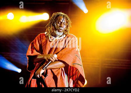 ©Michael Bunel / Le Pictorium/MAXPPP - Michael Bunel / Le Pictorium - 04/08/2014 - Frankreich / Bagnols sur ceze - Tiken Jah Fakoly, de son vrai nom Doumbia Moussa Fakoly, ne le 23 juin 1968 a Odienne en Cote d'Ivoire, est un auteur-compositeur-interprette et chanteur de Reggae. 20 Juillet 2011. Bagnols sur Ceze. Frankreich. / 04/08/2014 - Frankreich / Bagnols sur ceze - Tiken Jah Fakoly, richtiger Name Doumbia Moussa Fakoly, geboren am 23. Juni 1968 in Odienne, Elfenbeinküste, ist Singer-Songwriter und Reggae-Sängerin. 20. Juli 2011. Bagnols auf Ceze. Frankreich. Stockfoto