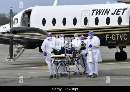 ©PHOTOPQR/OUEST FRANCE/Marc OLLIVIER ; Rennes ; 13/03/2021 ; Deux patients Covid-19 en réanimation étaient en train d’être transférés ce samedi matin par avion par le SAMU depuis Beauvais vers l'Hôpital de Saint-Malo en Bretagne Rennes; 03/13/2021; Zwei Covid-19-Patienten auf der Intensivstation wurden heute Samstagmorgen mit dem Flugzeug von Beauvais aus mit der SAMU in das Krankenhaus Saint-Malo in der Bretagne verlegt Stockfoto