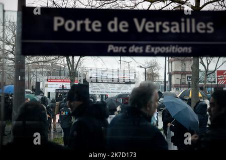 ©THOMAS PADILLA/MAXPPP - 16/03/2021 ; PARIS , FRANCE; RASSEMBLEMENT A L' APPEL DU COLLECTIF PRESTATAIRES FOIRES ET SALONS ET DU BUREAU DES INTERMITTENTS DE L' EVENEMENTIEL, POUR MARQUER UN AN D' ARRET D' ACTIVITE DANS CE SECTEUR ET RECLAMER DES AIDES, PORTE DE VERSAILLES. Erster Jahrestag des Endes der Messen Paris 16. März 2021 Stockfoto