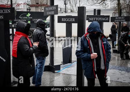 ©THOMAS PADILLA/MAXPPP - 16/03/2021 ; PARIS , FRANCE; RASSEMBLEMENT A L' APPEL DU COLLECTIF PRESTATAIRES FOIRES ET SALONS ET DU BUREAU DES INTERMITTENTS DE L' EVENEMENTIEL, POUR MARQUER UN AN D' ARRET D' ACTIVITE DANS CE SECTEUR ET RECLAMER DES AIDES, PORTE DE VERSAILLES. Erster Jahrestag des Endes der Messen Paris 16. März 2021 Stockfoto