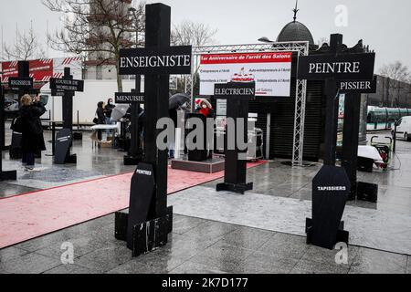 ©THOMAS PADILLA/MAXPPP - 16/03/2021 ; PARIS , FRANCE; RASSEMBLEMENT A L' APPEL DU COLLECTIF PRESTATAIRES FOIRES ET SALONS ET DU BUREAU DES INTERMITTENTS DE L' EVENEMENTIEL, POUR MARQUER UN AN D' ARRET D' ACTIVITE DANS CE SECTEUR ET RECLAMER DES AIDES, PORTE DE VERSAILLES. Erster Jahrestag des Endes der Messen Paris 16. März 2021 Stockfoto