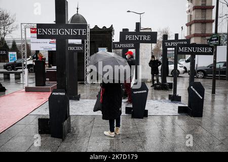 ©THOMAS PADILLA/MAXPPP - 16/03/2021 ; PARIS , FRANCE; RASSEMBLEMENT A L' APPEL DU COLLECTIF PRESTATAIRES FOIRES ET SALONS ET DU BUREAU DES INTERMITTENTS DE L' EVENEMENTIEL, POUR MARQUER UN AN D' ARRET D' ACTIVITE DANS CE SECTEUR ET RECLAMER DES AIDES, PORTE DE VERSAILLES. Erster Jahrestag des Endes der Messen Paris 16. März 2021 Stockfoto