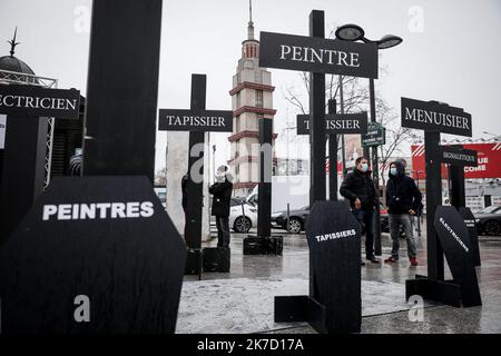 ©THOMAS PADILLA/MAXPPP - 16/03/2021 ; PARIS , FRANCE; RASSEMBLEMENT A L' APPEL DU COLLECTIF PRESTATAIRES FOIRES ET SALONS ET DU BUREAU DES INTERMITTENTS DE L' EVENEMENTIEL, POUR MARQUER UN AN D' ARRET D' ACTIVITE DANS CE SECTEUR ET RECLAMER DES AIDES, PORTE DE VERSAILLES. Erster Jahrestag des Endes der Messen Paris 16. März 2021 Stockfoto