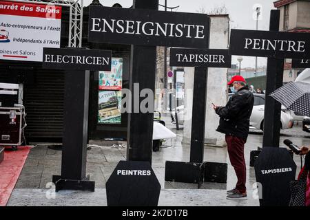 ©THOMAS PADILLA/MAXPPP - 16/03/2021 ; PARIS , FRANCE; RASSEMBLEMENT A L' APPEL DU COLLECTIF PRESTATAIRES FOIRES ET SALONS ET DU BUREAU DES INTERMITTENTS DE L' EVENEMENTIEL, POUR MARQUER UN AN D' ARRET D' ACTIVITE DANS CE SECTEUR ET RECLAMER DES AIDES, PORTE DE VERSAILLES. Erster Jahrestag des Endes der Messen Paris 16. März 2021 Stockfoto