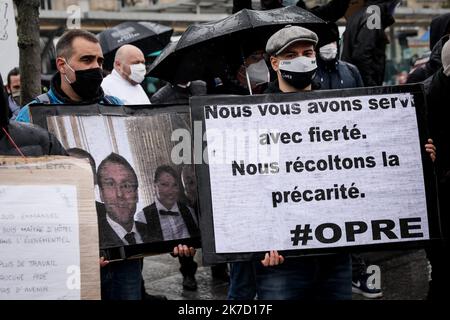 ©THOMAS PADILLA/MAXPPP - 16/03/2021 ; PARIS , FRANCE; RASSEMBLEMENT A L' APPEL DU COLLECTIF PRESTATAIRES FOIRES ET SALONS ET DU BUREAU DES INTERMITTENTS DE L' EVENEMENTIEL, POUR MARQUER UN AN D' ARRET D' ACTIVITE DANS CE SECTEUR ET RECLAMER DES AIDES, PORTE DE VERSAILLES. Erster Jahrestag des Endes der Messen Paris 16. März 2021 Stockfoto