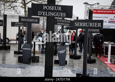 ©THOMAS PADILLA/MAXPPP - 16/03/2021 ; PARIS , FRANCE; RASSEMBLEMENT A L' APPEL DU COLLECTIF PRESTATAIRES FOIRES ET SALONS ET DU BUREAU DES INTERMITTENTS DE L' EVENEMENTIEL, POUR MARQUER UN AN D' ARRET D' ACTIVITE DANS CE SECTEUR ET RECLAMER DES AIDES, PORTE DE VERSAILLES. Erster Jahrestag des Endes der Messen Paris 16. März 2021 Stockfoto