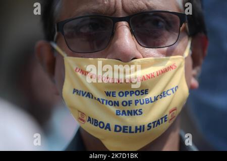 ©Abhisek Saha / Le Pictorium/MAXPPP - Abhisek Saha / Le Pictorium - 16/3/2021 - Inde / Tripura / Agartala - Au deuxieme jour de la Manifestation, des employes de banque protestent contre le projet de privatization de deux banques du secteur public, En portant des Masques et des incriptions contre la privatisierung des Banques, a Agartala. / 16/3/2021 - Indien / Tripura / Agartala - am zweiten Tag des Protestes protestieren Bankangestellte gegen die vorgeschlagene Privatisierung von zwei öffentlichen Banken, mit Masken, geschrieben gegen die Privatisierung von Banken, in Agartala Stockfoto