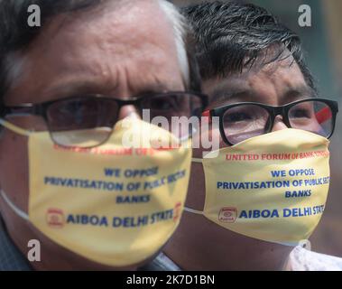 ©Abhisek Saha / Le Pictorium/MAXPPP - Abhisek Saha / Le Pictorium - 16/3/2021 - Inde / Tripura / Agartala - Au deuxieme jour de la Manifestation, des employes de banque protestent contre le projet de privatization de deux banques du secteur public, En portant des Masques et des incriptions contre la privatisierung des Banques, a Agartala. / 16/3/2021 - Indien / Tripura / Agartala - am zweiten Tag des Protestes protestieren Bankangestellte gegen die vorgeschlagene Privatisierung von zwei öffentlichen Banken, mit Masken, geschrieben gegen die Privatisierung von Banken, in Agartala Stockfoto