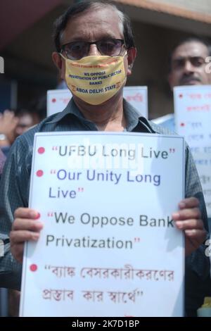 ©Abhisek Saha / Le Pictorium/MAXPPP - Abhisek Saha / Le Pictorium - 16/3/2021 - Inde / Tripura / Agartala - Au deuxieme jour de la Manifestation, des employes de banque protestent contre le projet de privatization de deux banques du secteur public, En portant des Masques et des incriptions contre la privatisierung des Banques, a Agartala. / 16/3/2021 - Indien / Tripura / Agartala - am zweiten Tag des Protestes protestieren Bankangestellte gegen die vorgeschlagene Privatisierung von zwei öffentlichen Banken, mit Masken, geschrieben gegen die Privatisierung von Banken, in Agartala Stockfoto