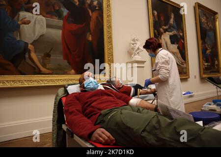 ©PHOTOPQR/LE BIEN PUBLIC/Rémy DISSOUBRAY - 19/03/2021 DIJON - Le musée des Beaux-Arts accueille... Une collecte de sang Le musée des Beaux-Arts accueille pour la première fois une collecte de sang, ce venderredi. L'occasion pour le musée d'ouvrir ses portes brièvement, en peine crise sanitaire. Dijon, Frankreich, märz 19. 2021. Ein kultureller Besuch im Beaux Arts Museum in Dijon... Das Museum veranstaltet diesen Freitag zum ersten Mal eine Blutabnahme. Die Möglichkeit für das Museum, inmitten einer Gesundheitskrise kurz seine Türen zu öffnen, da alle Kulturstätten monatelang geschlossen sind Stockfoto