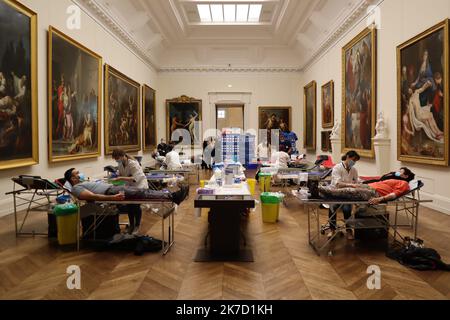 ©PHOTOPQR/LE BIEN PUBLIC/Rémy DISSOUBRAY - 19/03/2021 DIJON - Le musée des Beaux-Arts accueille... Une collecte de sang Le musée des Beaux-Arts accueille pour la première fois une collecte de sang, ce venderredi. L'occasion pour le musée d'ouvrir ses portes brièvement, en peine crise sanitaire. Dijon, Frankreich, märz 19. 2021. Ein kultureller Besuch im Beaux Arts Museum in Dijon... Das Museum veranstaltet diesen Freitag zum ersten Mal eine Blutabnahme. Die Möglichkeit für das Museum, inmitten einer Gesundheitskrise kurz seine Türen zu öffnen, da alle Kulturstätten monatelang geschlossen sind Stockfoto