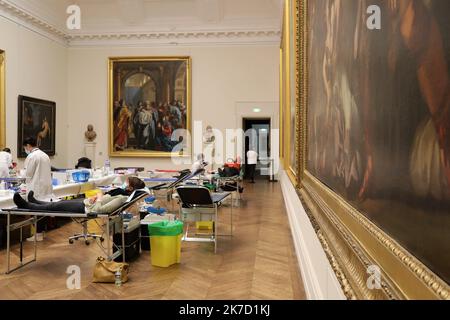 ©PHOTOPQR/LE BIEN PUBLIC/Rémy DISSOUBRAY - 19/03/2021 DIJON - Le musée des Beaux-Arts accueille... Une collecte de sang Le musée des Beaux-Arts accueille pour la première fois une collecte de sang, ce venderredi. L'occasion pour le musée d'ouvrir ses portes brièvement, en peine crise sanitaire. Dijon, Frankreich, märz 19. 2021. Ein kultureller Besuch im Beaux Arts Museum in Dijon... Das Museum veranstaltet diesen Freitag zum ersten Mal eine Blutabnahme. Die Möglichkeit für das Museum, inmitten einer Gesundheitskrise kurz seine Türen zu öffnen, da alle Kulturstätten monatelang geschlossen sind Stockfoto