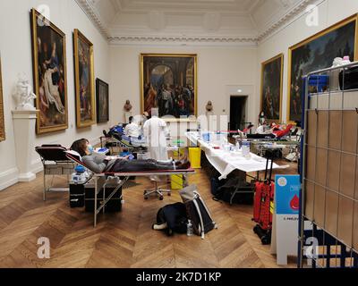 ©PHOTOPQR/LE BIEN PUBLIC/Rémy DISSOUBRAY - 19/03/2021 DIJON - Le musée des Beaux-Arts accueille... Une collecte de sang Le musée des Beaux-Arts accueille pour la première fois une collecte de sang, ce venderredi. L'occasion pour le musée d'ouvrir ses portes brièvement, en peine crise sanitaire. Dijon, Frankreich, märz 19. 2021. Ein kultureller Besuch im Beaux Arts Museum in Dijon... Das Museum veranstaltet diesen Freitag zum ersten Mal eine Blutabnahme. Die Möglichkeit für das Museum, inmitten einer Gesundheitskrise kurz seine Türen zu öffnen, da alle Kulturstätten monatelang geschlossen sind Stockfoto