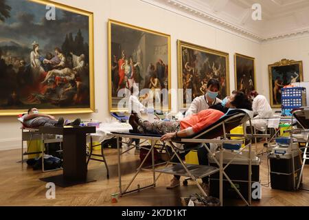 ©PHOTOPQR/LE BIEN PUBLIC/Rémy DISSOUBRAY - 19/03/2021 DIJON - Le musée des Beaux-Arts accueille... Une collecte de sang Le musée des Beaux-Arts accueille pour la première fois une collecte de sang, ce venderredi. L'occasion pour le musée d'ouvrir ses portes brièvement, en peine crise sanitaire. Dijon, Frankreich, märz 19. 2021. Ein kultureller Besuch im Beaux Arts Museum in Dijon... Das Museum veranstaltet diesen Freitag zum ersten Mal eine Blutabnahme. Die Möglichkeit für das Museum, inmitten einer Gesundheitskrise kurz seine Türen zu öffnen, da alle Kulturstätten monatelang geschlossen sind Stockfoto