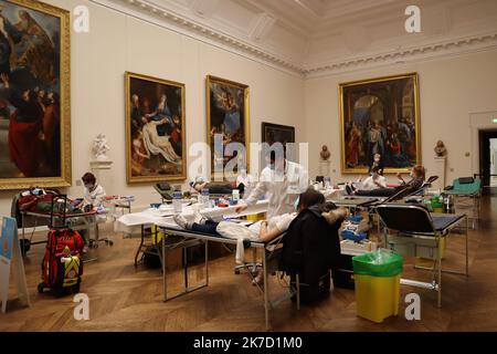 ©PHOTOPQR/LE BIEN PUBLIC/Rémy DISSOUBRAY - 19/03/2021 DIJON - Le musée des Beaux-Arts accueille... Une collecte de sang Le musée des Beaux-Arts accueille pour la première fois une collecte de sang, ce venderredi. L'occasion pour le musée d'ouvrir ses portes brièvement, en peine crise sanitaire. Dijon, Frankreich, märz 19. 2021. Ein kultureller Besuch im Beaux Arts Museum in Dijon... Das Museum veranstaltet diesen Freitag zum ersten Mal eine Blutabnahme. Die Möglichkeit für das Museum, inmitten einer Gesundheitskrise kurz seine Türen zu öffnen, da alle Kulturstätten monatelang geschlossen sind Stockfoto