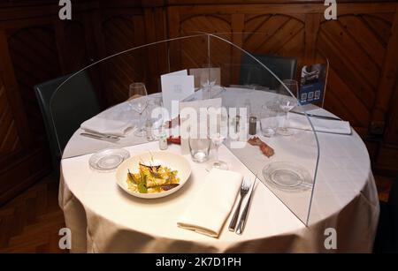 ©PHOTOPQR/L'ALSACE/Vanessa MEYER ; Colmar ; 19/03/2021 ; Une table 'zéro covid' testé par le Chef Eric Girardin du Restaurant gastronomique étoilé 'la Maison des Têtes' à Colmar. Une expérience réalisée pour la première fois au monde. Des séparateurs en plexiglas sont installés sur les tables. UN flacon de Gel hydroalcolique individuel à chaque place, les salières et poivrières sont munis d'un Film décontaminant et le menu à usage unique est fait de Papier ensemencé. A Colmar le 19 mars 2021. Zum ersten Mal auf der Welt testet Küchenchef Eric Girardin am März das Zero Covid Restaurant in Colmar Stockfoto