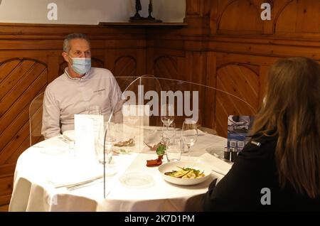 ©PHOTOPQR/L'ALSACE/Vanessa MEYER ; Colmar ; 19/03/2021 ; Le Chef Eric Girardin du Restaurant gastronomique étoilé 'la Maison des Têtes' à Colmar teste pour la première fois au monde le Restaurant zéro covid. Des séparateurs en plexiglas sont installés sur les tables. UN flacon de Gel hydroalcolique individuel à chaque place, les salières et poivrières sont munis d'un Film décontaminant et le menu à usage unique est fait de Papier ensemencé. A Colmar le 19 mars 2021; zum ersten Mal in der Welt testet Küchenchef Eric Girardin am 19. März 2021 das Null-Covid-Restaurant in Colmar Stockfoto