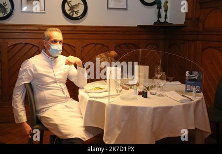 ©PHOTOPQR/L'ALSACE/Vanessa MEYER ; Colmar ; 19/03/2021 ; Le Chef Eric Girardin du Restaurant gastronomique étoilé 'la Maison des Têtes' à Colmar teste pour la première fois au monde le Restaurant zéro covid. Des séparateurs en plexiglas sont installés sur les tables. UN flacon de Gel hydroalcolique individuel à chaque place, les salières et poivrières sont munis d'un Film décontaminant et le menu à usage unique est fait de Papier ensemencé. A Colmar le 19 mars 2021; zum ersten Mal in der Welt testet Küchenchef Eric Girardin am 19. März 2021 das Null-Covid-Restaurant in Colmar Stockfoto