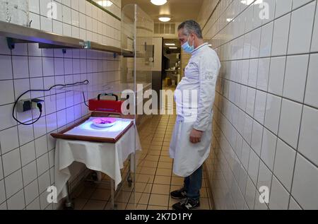 ©PHOTOPQR/L'ALSACE/Vanessa MEYER ; Colmar ; 19/03/2021 ; Le Chef Eric Girardin devant le Tunnel de désinfection aux LED UV dans les cuisines du Restaurant gastronomique étoilé 'la Maison des Têtes' à Colmar. CET appareil permet de désinfecter instantanément les assiettes et les aliments grâce à différentes ondes. Le Restaurant expérimente pour la première fois au monde le 'zéro covid'. A Colmar le 19 mars 2021. Am 19. März 2021 testet Küchenchef Eric Girardin zum ersten Mal das Zero Covid Restaurant in Colmar Stockfoto