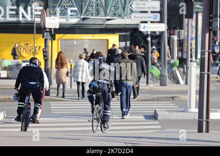 ©PHOTOPQR/LE PARISIEN/Ph Lavieille ; PARIS ; 21/03/2021 ; Ambiance à Paris Pendant le 3 éme confinement dans le quartier du Parc André Citroën et de l'Ile aux Cygnes Pont de Beaugrenelle Paris , Frankreich März 21 , 2021 Parisians walk around Paris during the first weekend of confinement Stockfoto