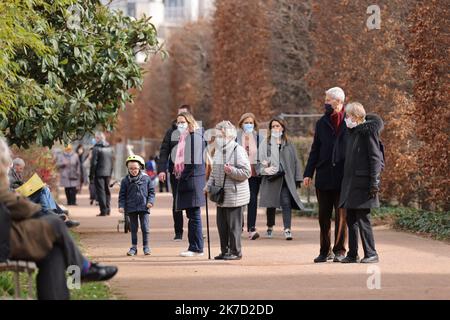 ©PHOTOPQR/LE PARISIEN/Ph Lavieille ; PARIS ; 21/03/2021 ; Ambiance à Paris Pendant le 3 éme confinement dans le quartier du Parc André Citroën et de l'Ile aux Cygnes Pont de Beaugrenelle Paris , Frankreich März 21 , 2021 Parisians walk around Paris during the first weekend of confinement Stockfoto