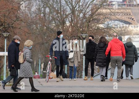 ©PHOTOPQR/LE PARISIEN/Ph Lavieille ; PARIS ; 21/03/2021 ; Ambiance à Paris Pendant le 3 éme confinement dans le quartier du Parc André Citroën et de l'Ile aux Cygnes Pont de Beaugrenelle Paris , Frankreich März 21 , 2021 Parisians walk around Paris during the first weekend of confinement Stockfoto