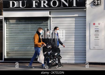 ©PHOTOPQR/LE PARISIEN/Ph Lavieille ; PARIS ; 21/03/2021 ; Ambiance à Paris Pendant le 3 éme confinement dans le quartier du Parc André Citroën et de l'Ile aux Cygnes Pont de Beaugrenelle Paris , Frankreich März 21 , 2021 Parisians walk around Paris during the first weekend of confinement Stockfoto