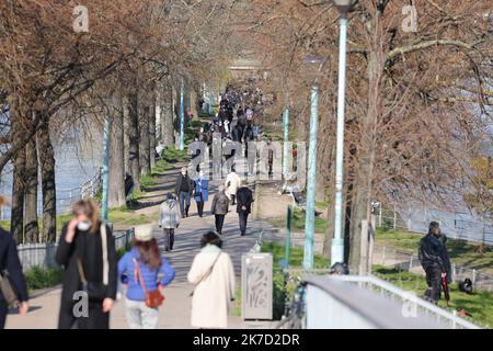 ©PHOTOPQR/LE PARISIEN/Ph Lavieille ; PARIS ; 21/03/2021 ; Ambiance à Paris Pendant le 3 éme confinement dans le quartier du Parc André Citroën et de l'Ile aux Cygnes Pont de Beaugrenelle Paris , Frankreich März 21 , 2021 Parisians walk around Paris during the first weekend of confinement Stockfoto