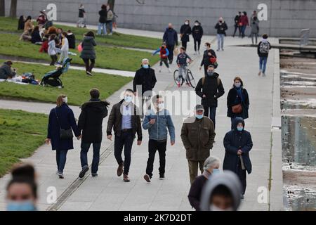 ©PHOTOPQR/LE PARISIEN/Ph Lavieille ; PARIS ; 21/03/2021 ; Ambiance à Paris Pendant le 3 éme confinement dans le quartier du Parc André Citroën et de l'Ile aux Cygnes Pont de Beaugrenelle Paris , Frankreich März 21 , 2021 Parisians walk around Paris during the first weekend of confinement Stockfoto