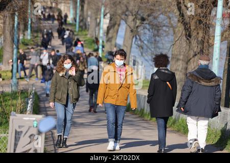 ©PHOTOPQR/LE PARISIEN/Ph Lavieille ; PARIS ; 21/03/2021 ; Ambiance à Paris Pendant le 3 éme confinement dans le quartier du Parc André Citroën et de l'Ile aux Cygnes Pont de Beaugrenelle Paris , Frankreich März 21 , 2021 Parisians walk around Paris during the first weekend of confinement Stockfoto