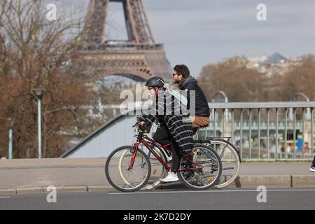 ©PHOTOPQR/LE PARISIEN/Ph Lavieille ; PARIS ; 21/03/2021 ; Ambiance à Paris Pendant le 3 éme confinement dans le quartier du Parc André Citroën et de l'Ile aux Cygnes Pont de Beaugrenelle Paris , Frankreich März 21 , 2021 Parisians walk around Paris during the first weekend of confinement Stockfoto